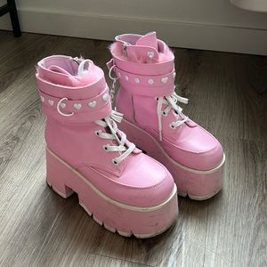 Demonias Ashes Pink size 8